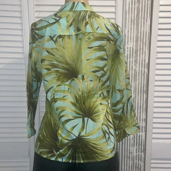 Tommy Bahama Floral Leaf Print 3/4 Sleeve Button Down Shirt. Size Medium - Picture 3 of 4